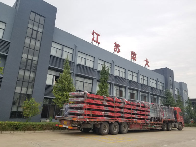 榮大候車(chē)亭廠(chǎng)家發(fā)往山東紅色公交候車(chē)亭發(fā)貨