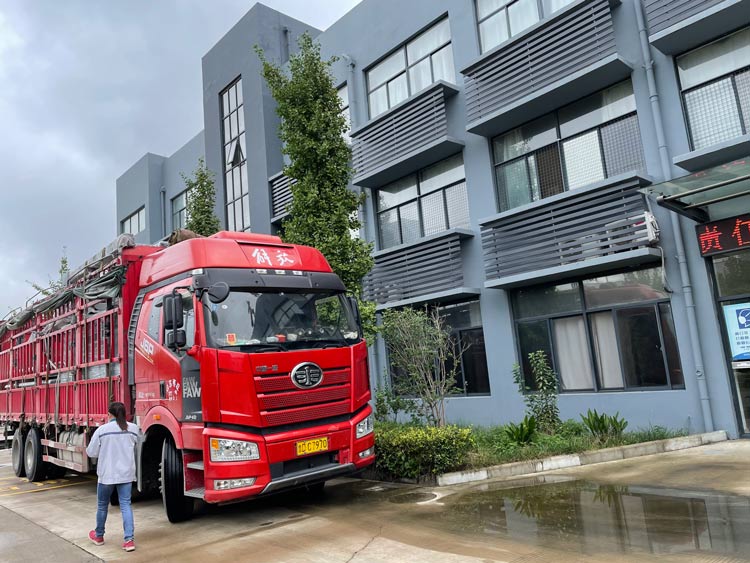 榮大供應(yīng)鹽城現(xiàn)代公交候車亭發(fā)貨第七批